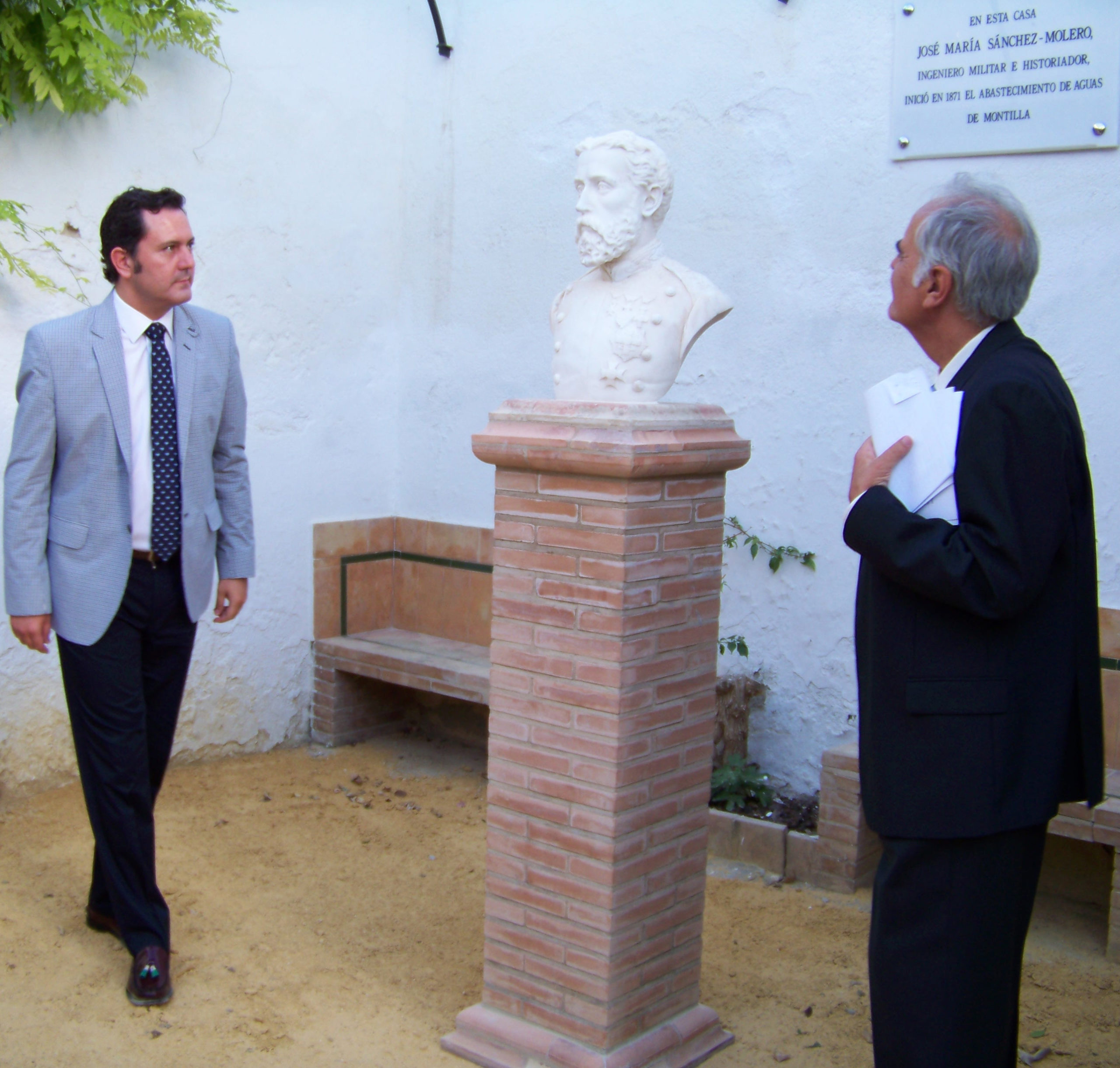 El busto de José María Sánchez-Molero preside el jardín de la Casa de las Aguas 1