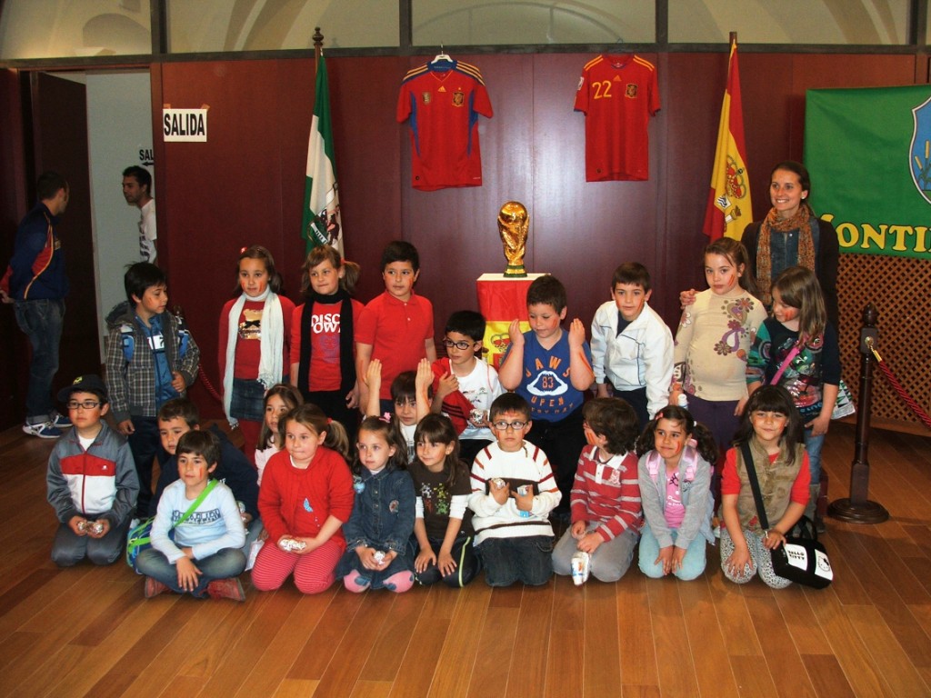 Miles de montillanos acuden a la exhibición de la Copa del Mundo en el Castillo 1