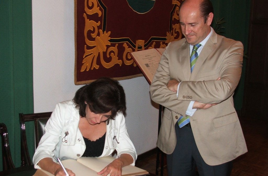 La presidenta de la Diputación se compromete a impulsar las obras de la Casa de la Juventud 1