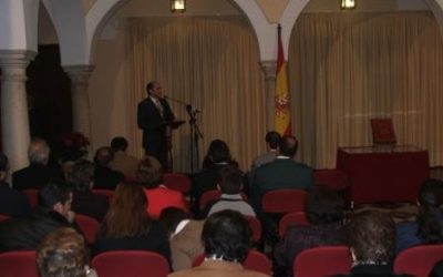 El Ayuntamiento conmemora el Día de Andalucía con la entrega de una bandera de España al colegio La Asunción