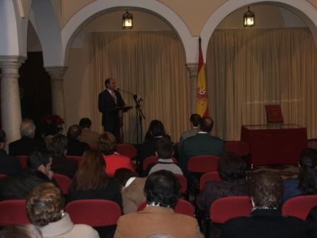 El Ayuntamiento conmemora el Día de Andalucía con la entrega de una bandera de España al colegio La Asunción 1