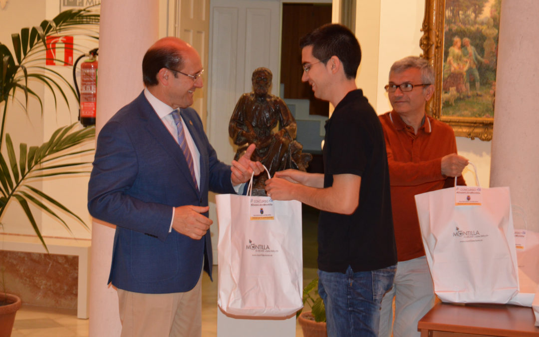 El Alcalde hace entrega de los premios del concurso “Día del Libro Montilla” 1