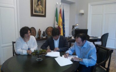 El Ayuntamiento renueva el convenio con Rafael Salido para la cesión de su colección de campana