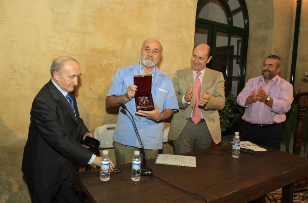 Rafael Rodríguez Portero recibe el Pámpano de Plata que otorga la Asociación Cultural Amigos de Montilla 1