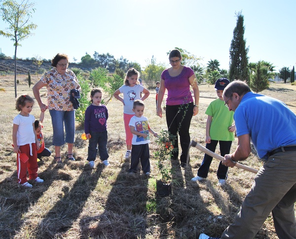 Abuelos y nietos protagonizan una plantación de árboles en Jarata 1