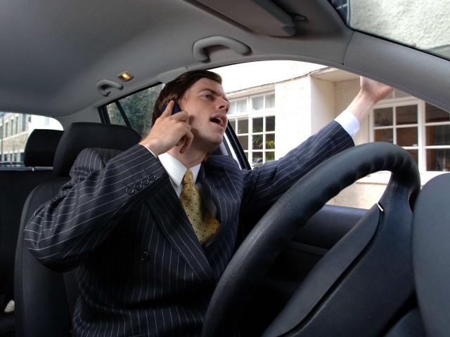 La Policía Local controló a más de 3.000 vehículos en 2010 durante una campaña contra el uso del móvil al volante 1
