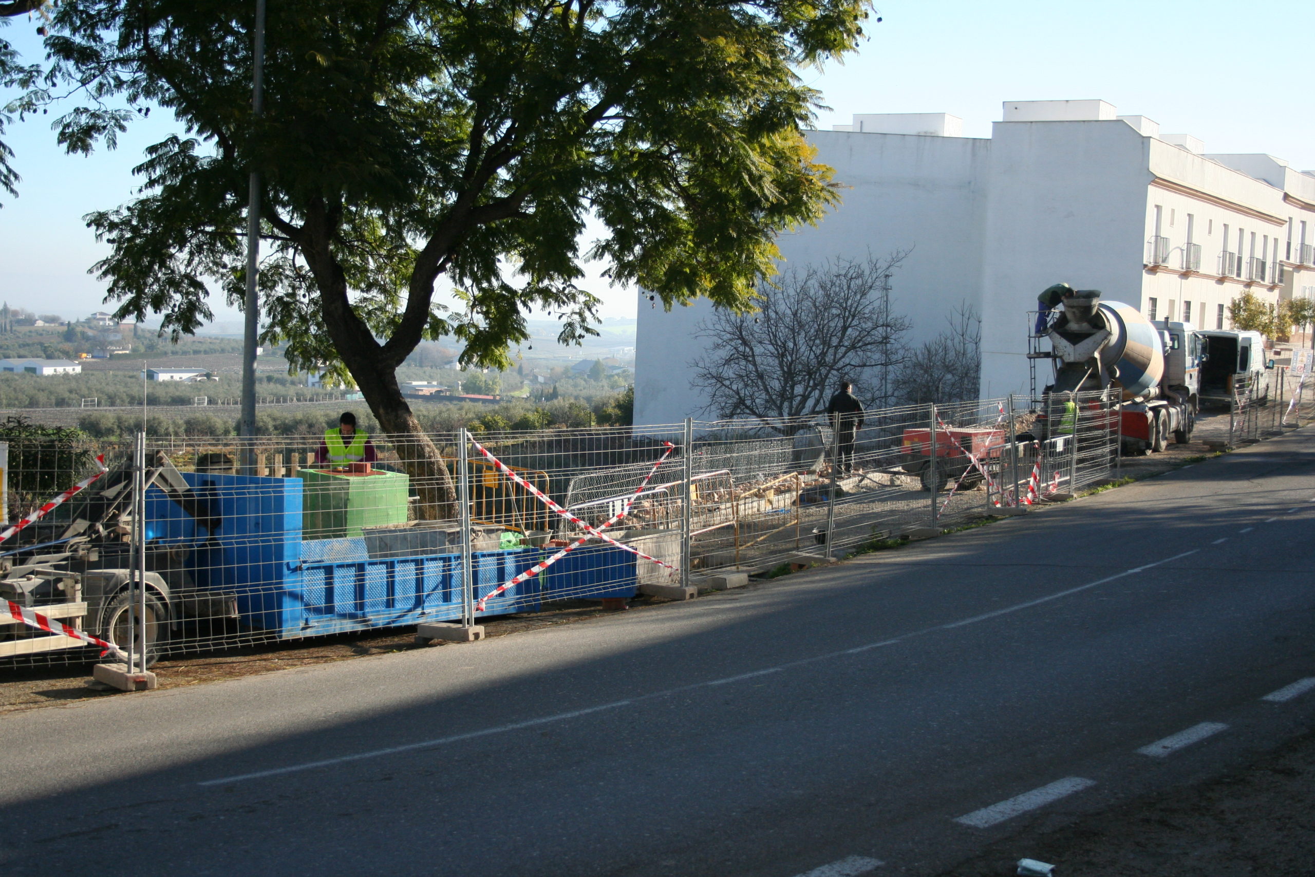 Obras de urbanización de dos puntos de acerado en Avda. Marqués de la Vega de Armijo 1