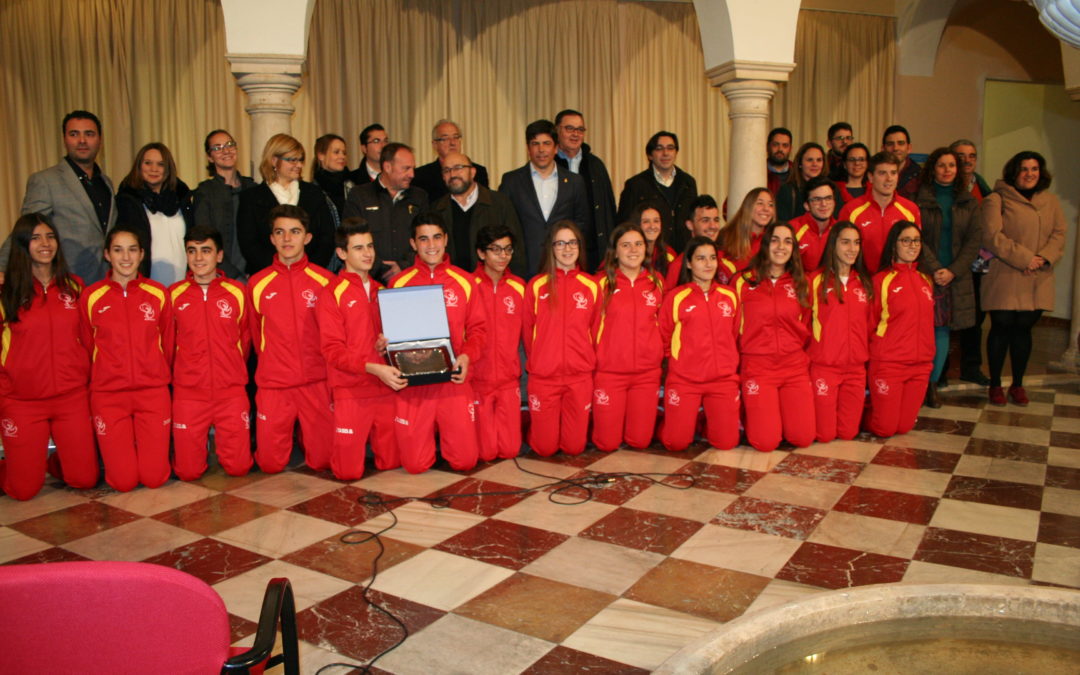 El Ayuntamiento rinde homenaje al Club Salto de Comba por su campeonato del Mundo 1