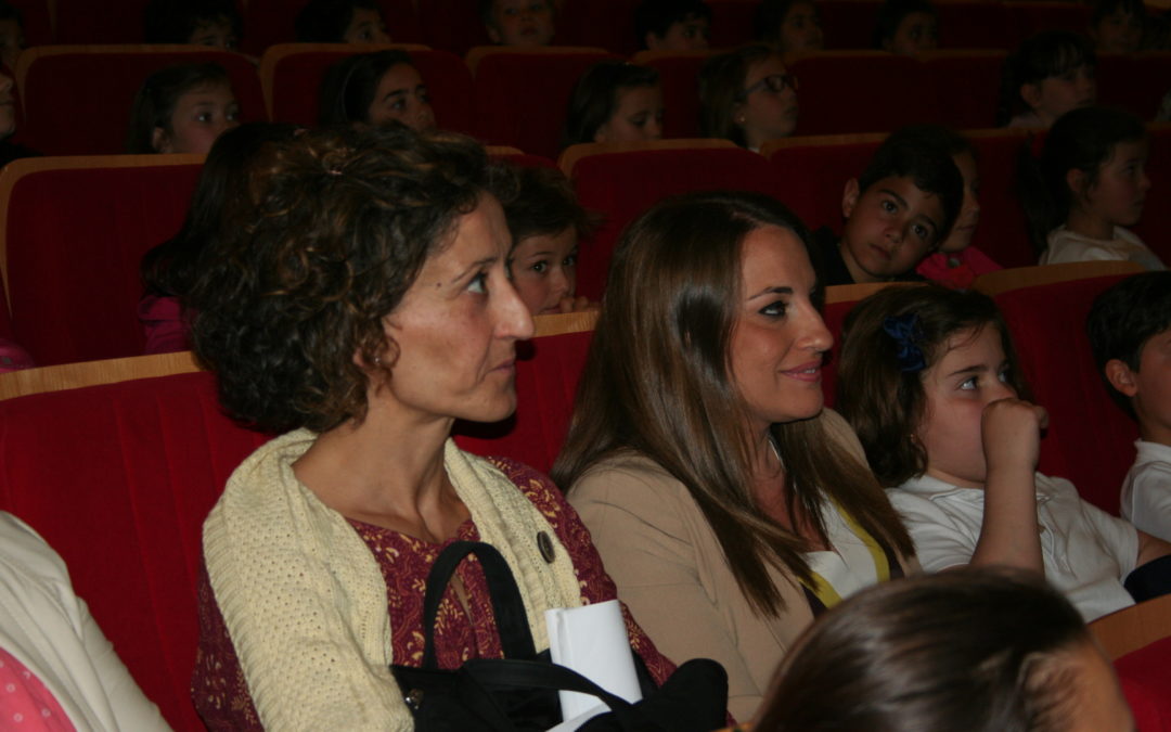 La delegada de Educación asiste a la última obra del XVII Certamen Infantil de Teatro de Montilla 1