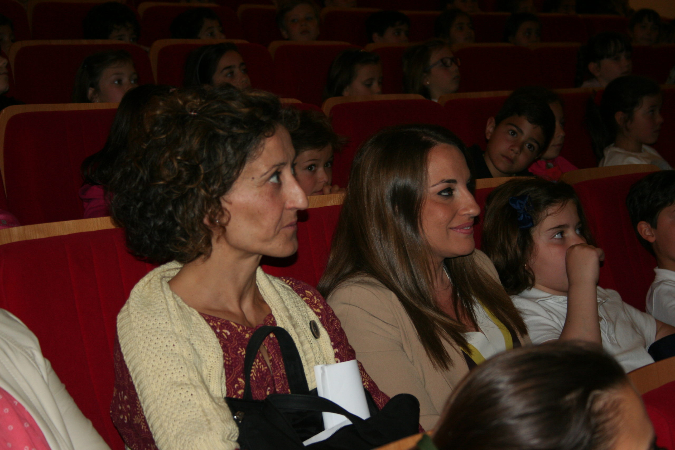 La delegada de Educación asiste a la última obra del XVII Certamen Infantil de Teatro de Montilla 1