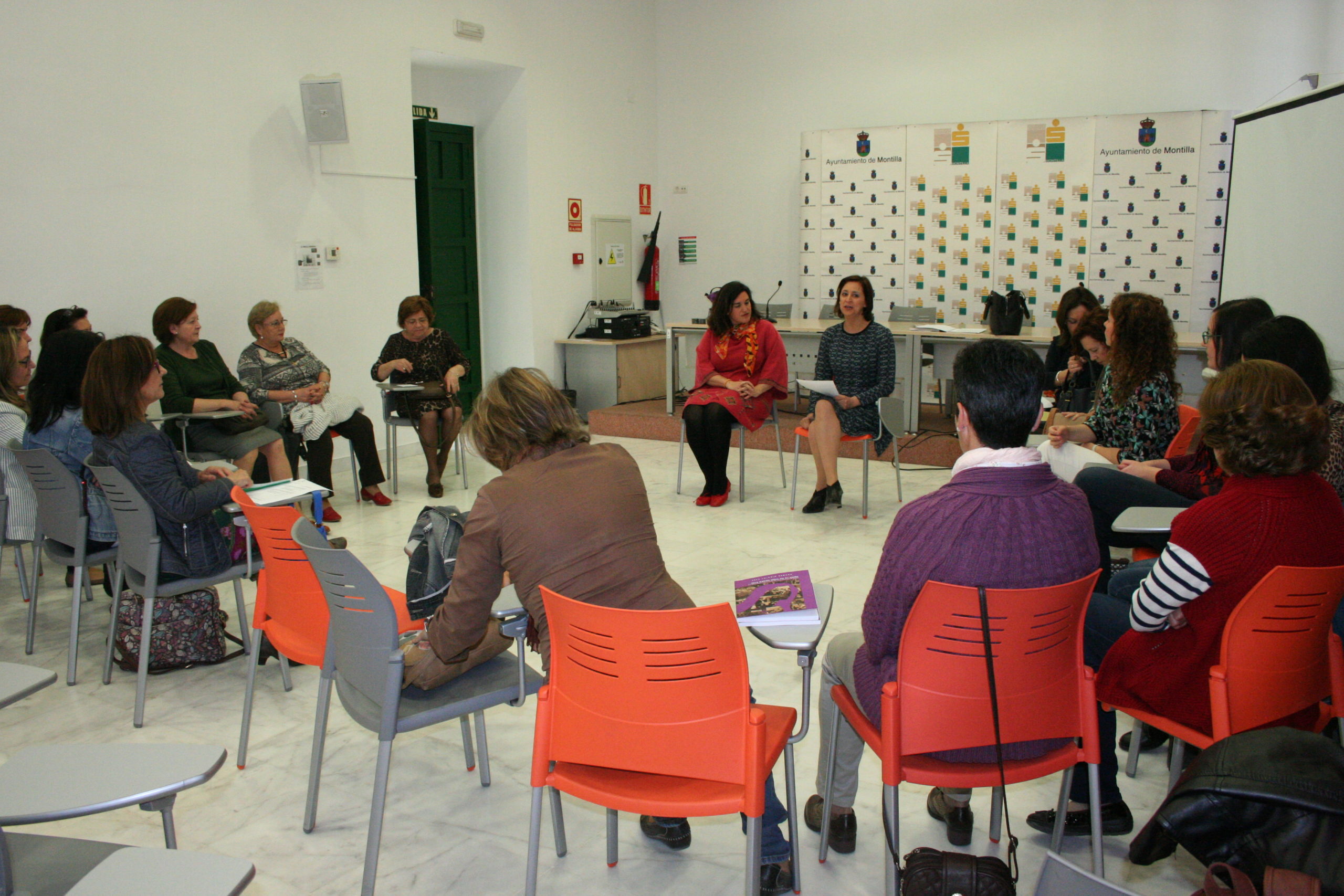 La directora provincial del Instituto Andaluz de la Mujer visita el Centro de Información a la Mujer de Montilla 1