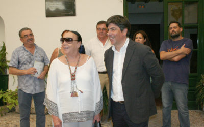 Betty Missiego visita la Casa del Inca horas antes de su actuación en Montilla