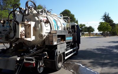 Aguas de Montilla intensifica la limpieza de imbornales antes de la época de lluvias