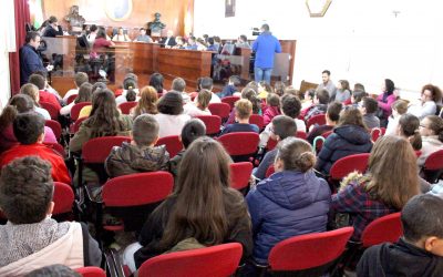300 alumnos de primaria de los ocho centros de Montilla han participado en los plenos infantiles