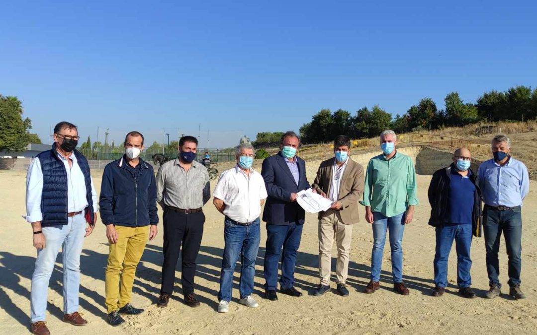 El Alcalde hace entrega al Grupo Romero y Amigos del Caballo de los terrenos cedidos en el Polígono Industrial Llanos de Jarata 1
