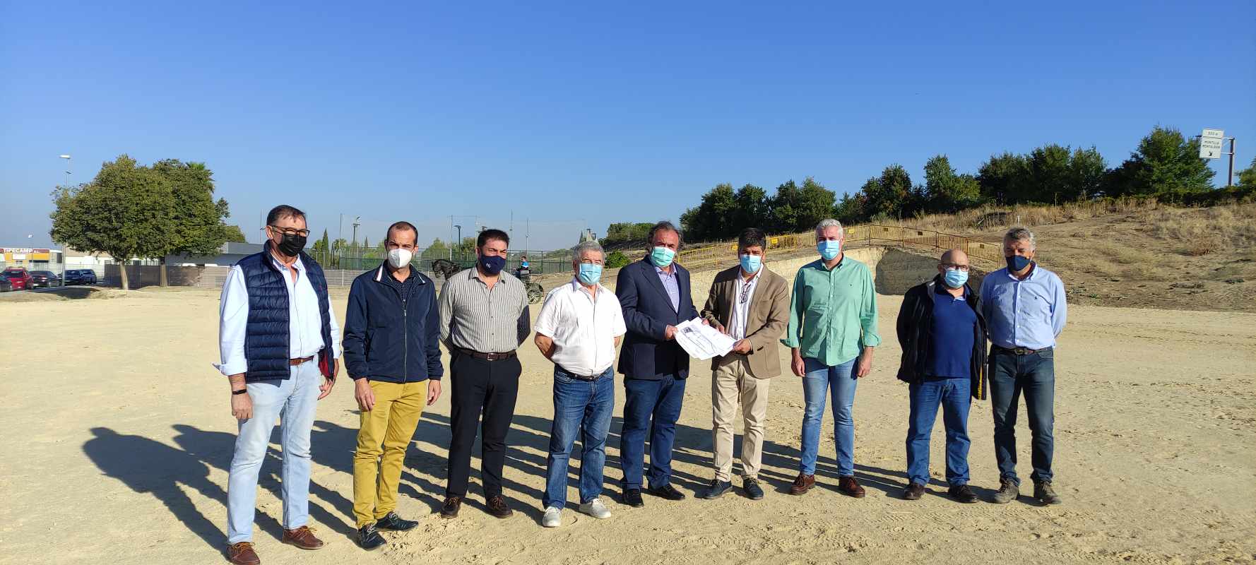 El Alcalde hace entrega al Grupo Romero y Amigos del Caballo de los terrenos cedidos en el Polígono Industrial Llanos de Jarata 1