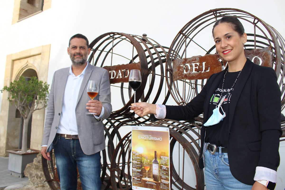 Manuel Carmona, concejal de Turismo, e Irene Pérez, Técnico de Turismo, brindan con un vino amontillado y un Pedro Ximénez.