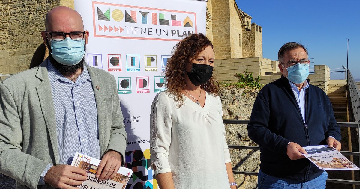 La Concejala de Cultura, Soledad Raya; el escritor e historiador José Calvo Poyato, y el técnico de Cultura, Víctor Barranco.