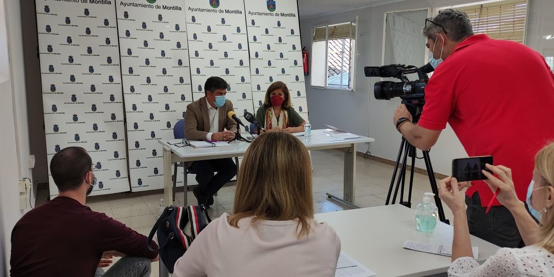 La Delegada de Salud, María Jesús Botella, y el Alcalde de Montilla en rueda de prensa.