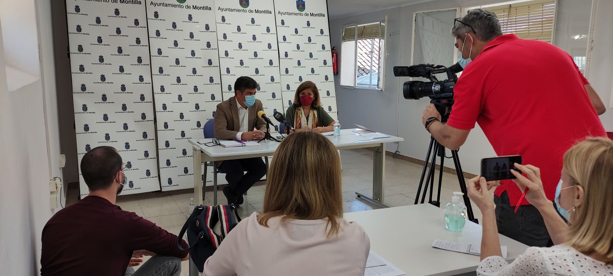 La Delegada de Salud, María Jesús Botella, y el Alcalde de Montilla en rueda de prensa.