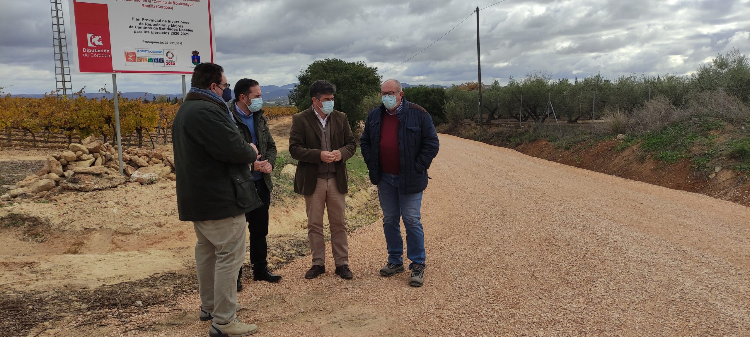 El delegado de Agricultura e Infraestructuras Rurales de la Diputación de Córdoba, Manuel Olmo, junto al Alcalde de Montilla en el Camino de Montemayor.