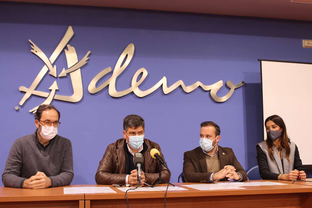 El Alcalde de Montilla, Rafael Llamas, junto al presidente de ADEMO y el sumiller que dirigirá la cata.