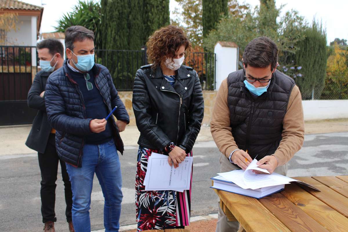 La concejala de Urbanismo, Raquel Casado, firma la recepción de obras de La Vereda del Cerro Macho.