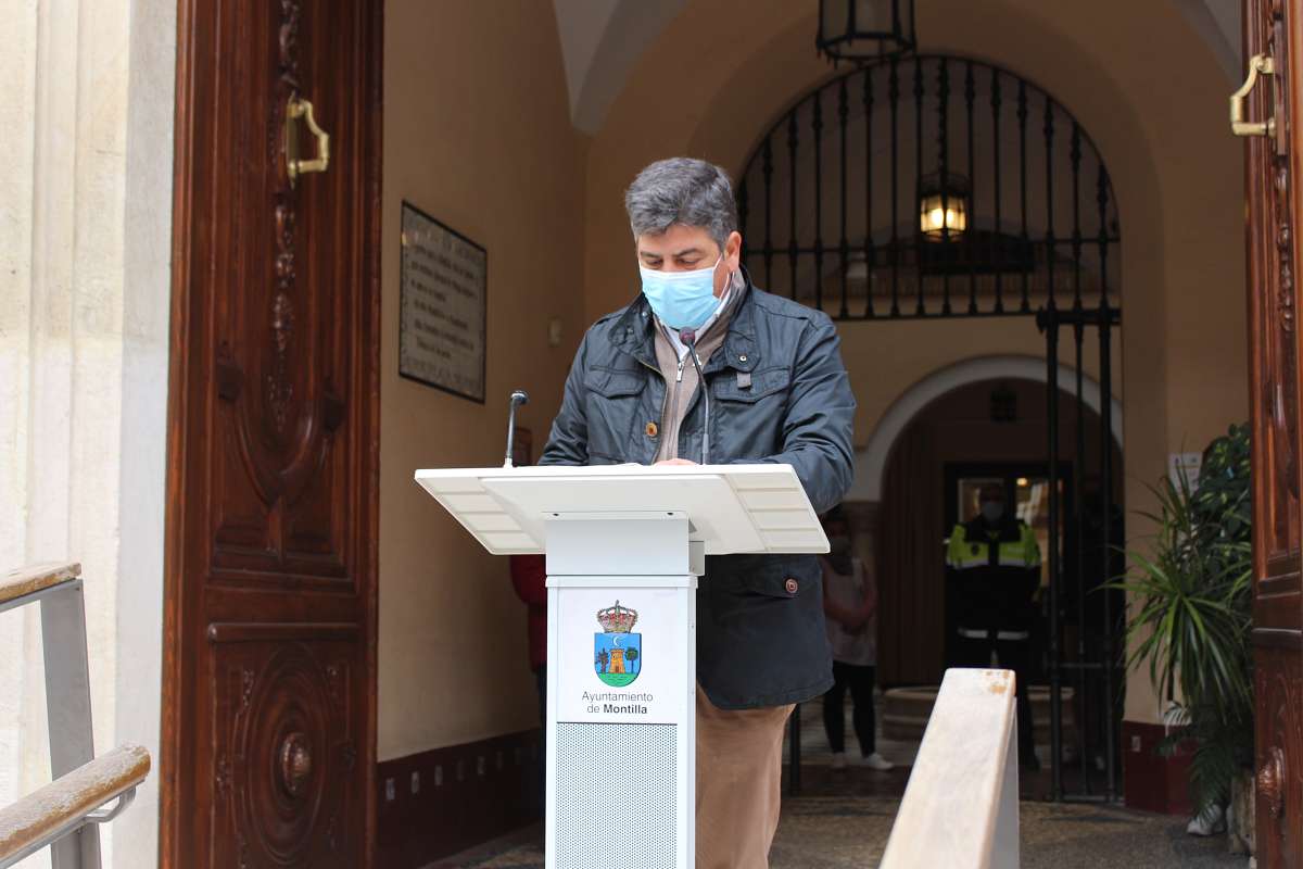 El alcalde durante la concentracióndel 25N en la puerta del Ayuntamiento.