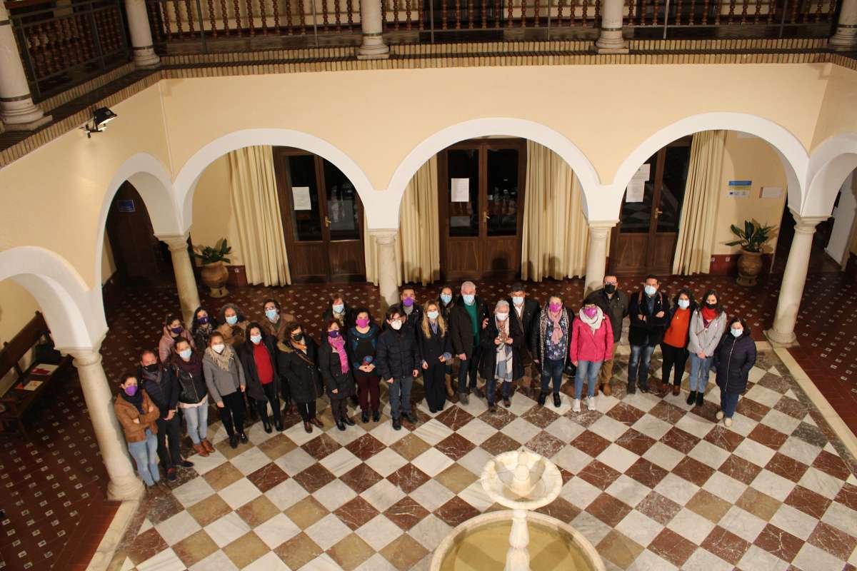 Foto de grupo tras el pleno extraordinario por el 25N.