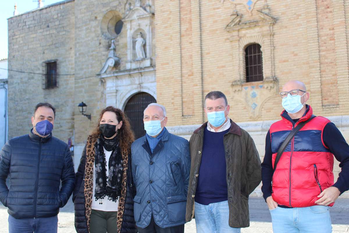 Presentación de actividades del primer fin de semana de Navidad en la explanada de la Parroquia de Santiago.