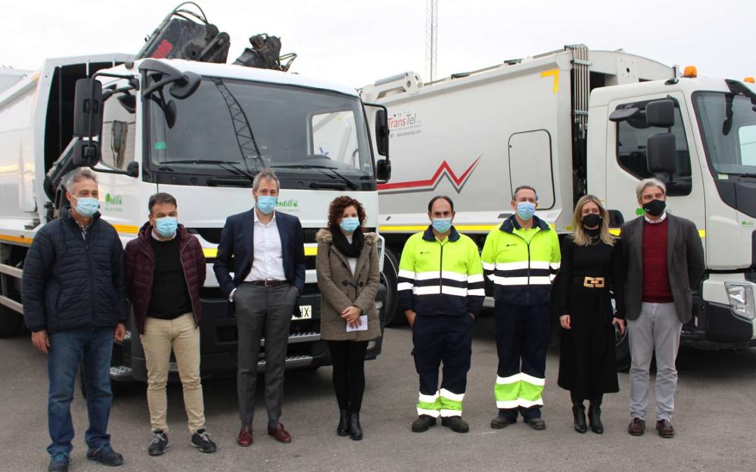 La concejala de Medio Ambiente junto a responsables de la empresa CESPA, y los dos nuevos camiones para recogida de residuos sólidos.