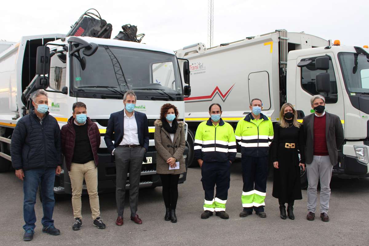 La concejala de Medio Ambiente junto a responsables de la empresa CESPA, y los dos nuevos camiones para recogida de residuos sólidos.