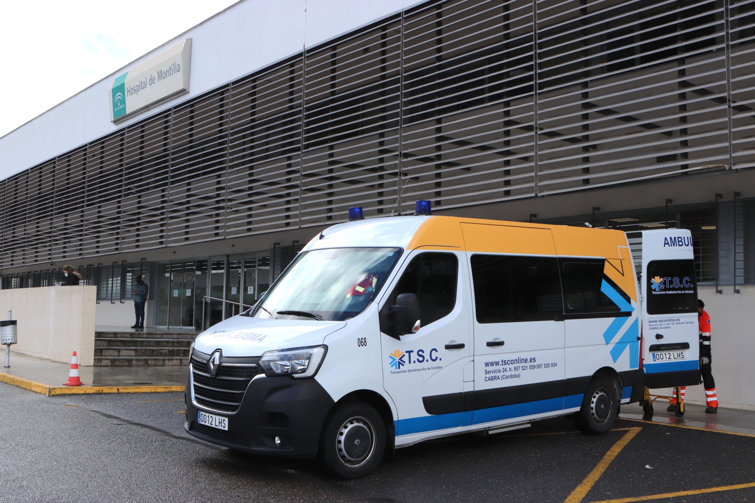 Ambulancia en el hospital de Montilla