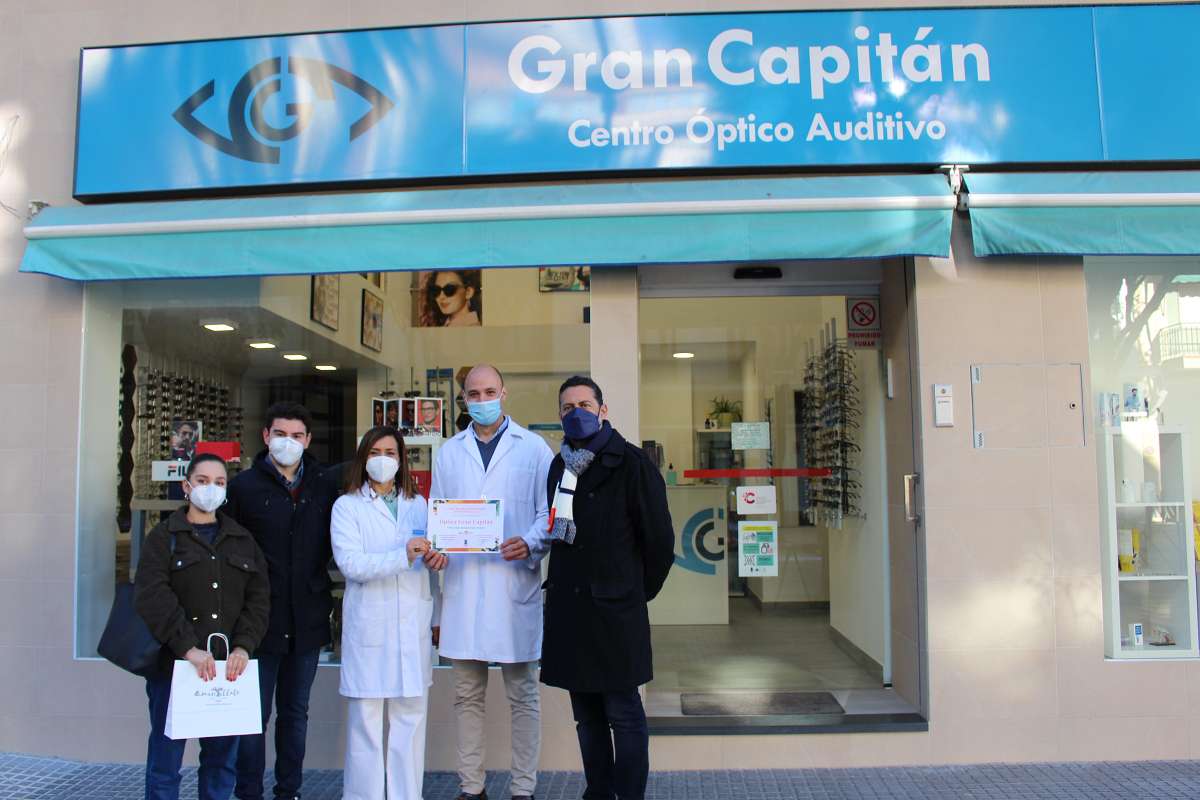 El concejal de Comercio, junto al equipo técnico del Área de Comercio, y los ganadores del Escaparate Clásico.