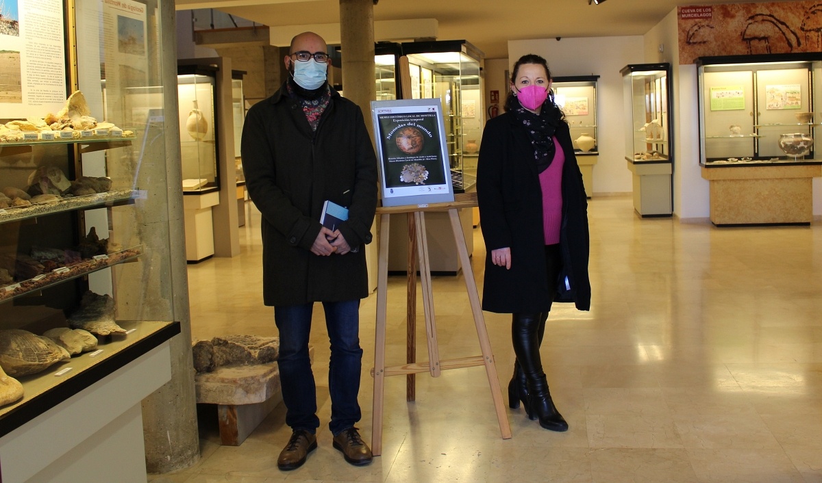 La concejala de Cultura y el técnico de Cultura presentan en el Museo Histórico la exposición de monedas del mundo.