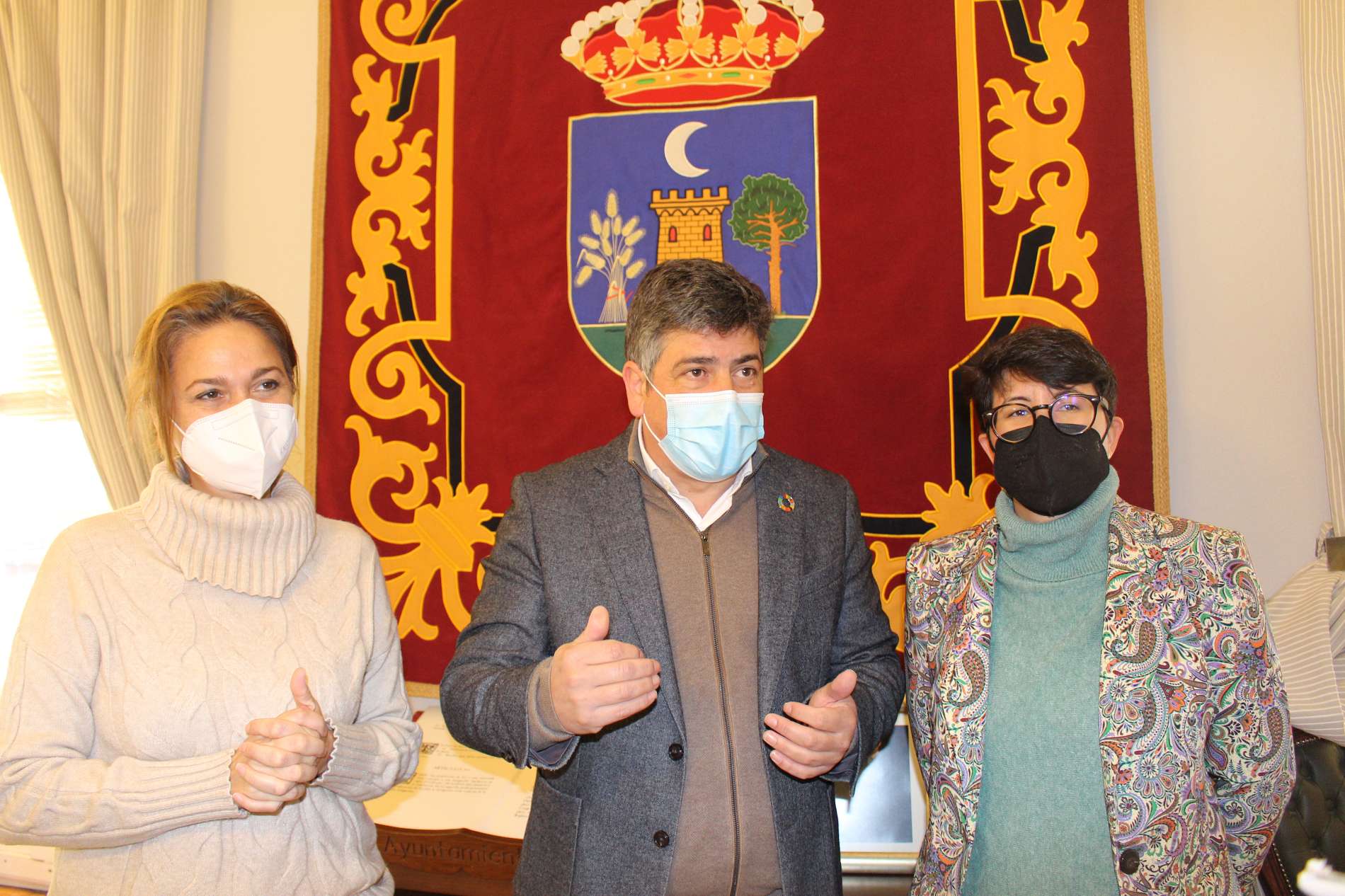 El alcalde junto a dos concejales, Ana Rodríguez, de Hacienda, y Alicia Galisteo de Juventud y Servicios Sociales.