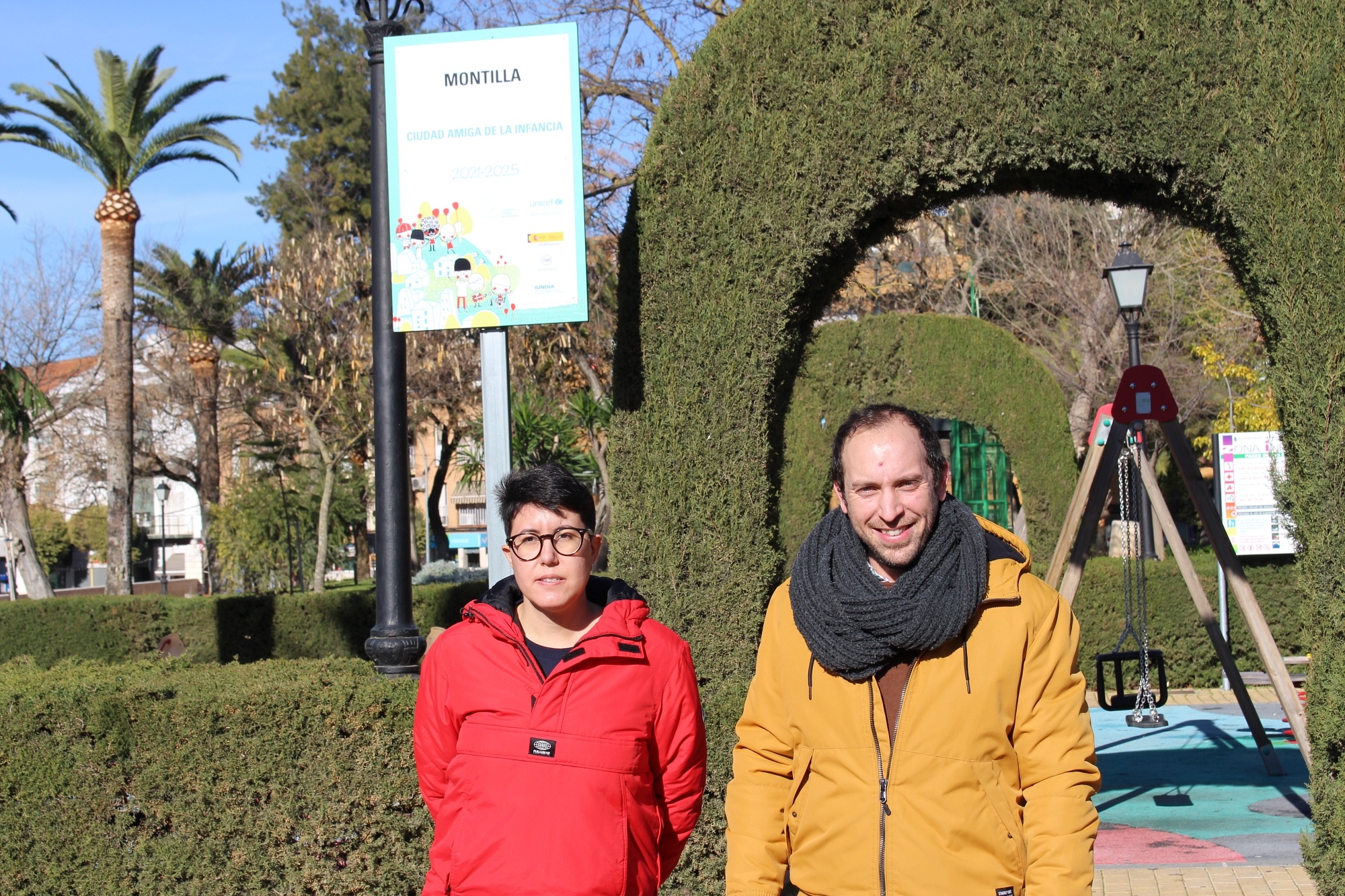 La delegada de Juventud e Infancia, y el técnico del área, presentan las placas de Ciudad Amiga de la Infancia.