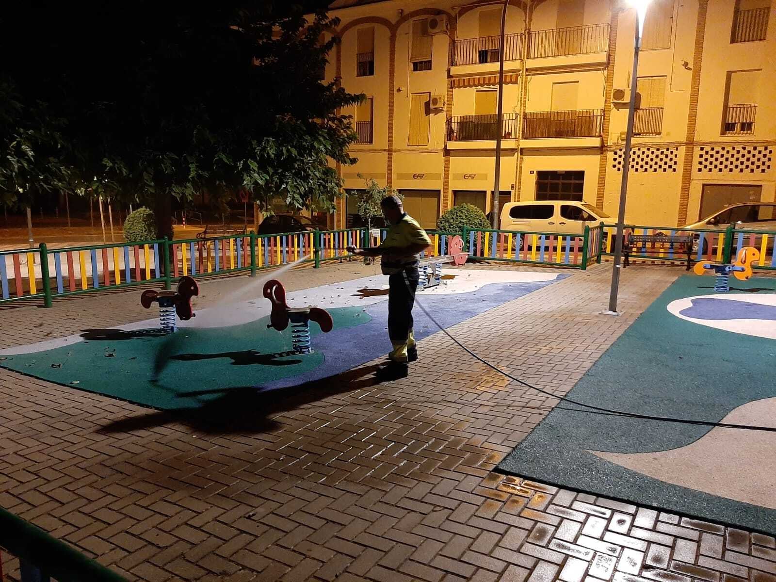 Desinfectando los parques infantiles del municipio.