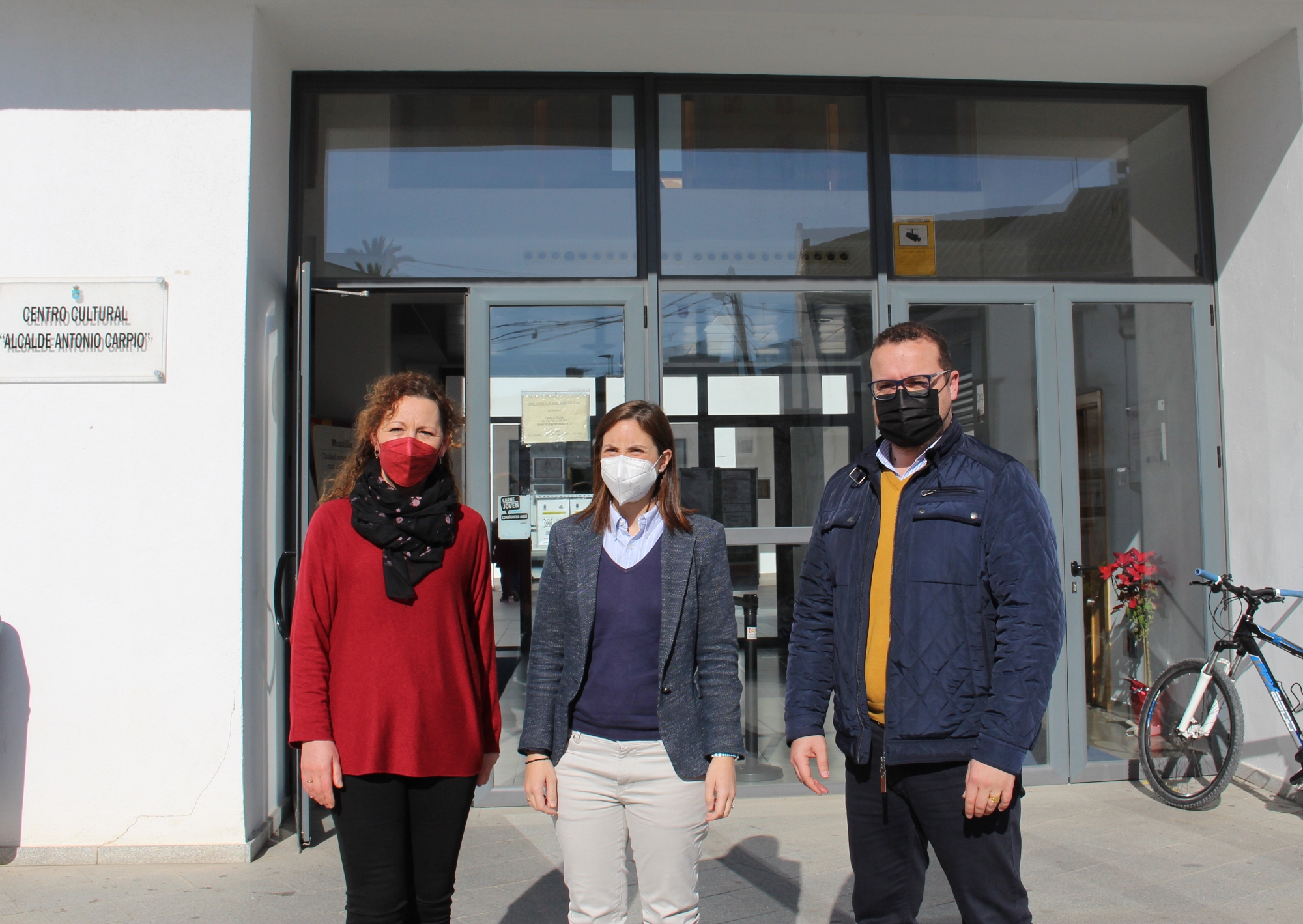 La delegada de Cultura, junto con la concejala de Cultura y el portavoz del Partido Popular en la Biblioteca municipal.