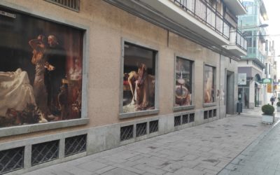 Vinilos artísticos decoran escaparates comerciales sin actividad de la zona centro de Montilla