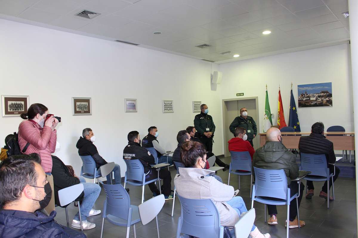 Agentes de policía de varios municipios asisten al curso de formación de drones de la Policía Local de Montilla.