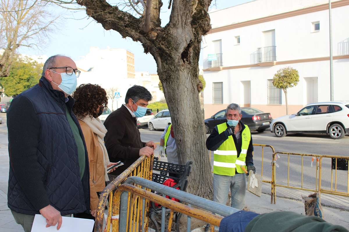 El alcalde y la delegada de Obras visitan las obras de Avenida Marqués de la Vega de Armijo.