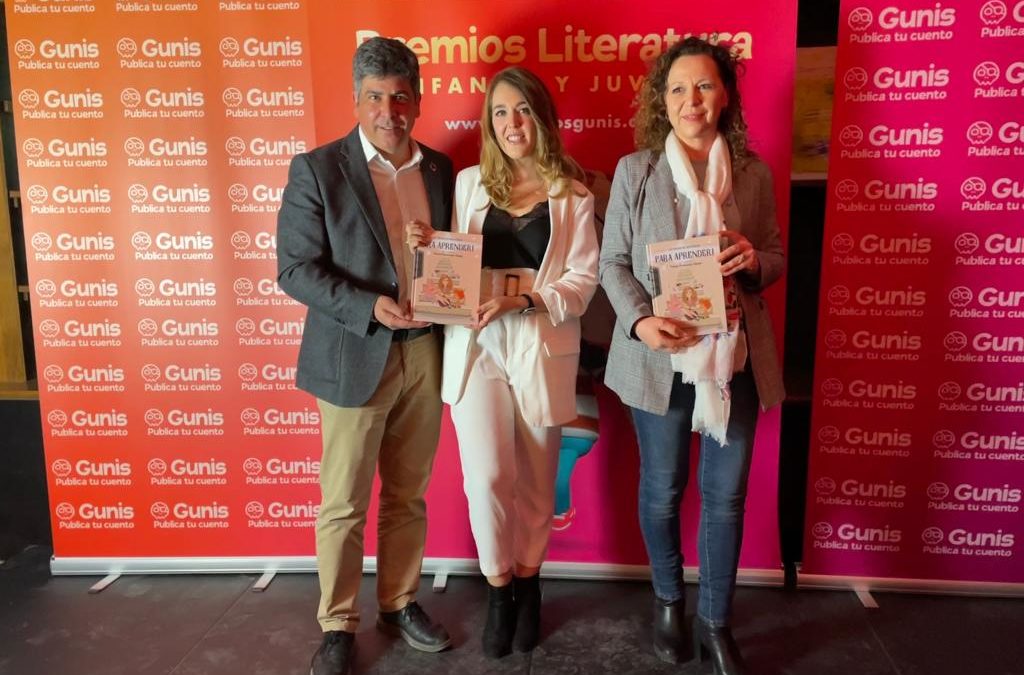 La montillana Mónica Montenegro recibe un premio de Literatura Infantil-Juvenil por su obra «Un mundo de aventuras»