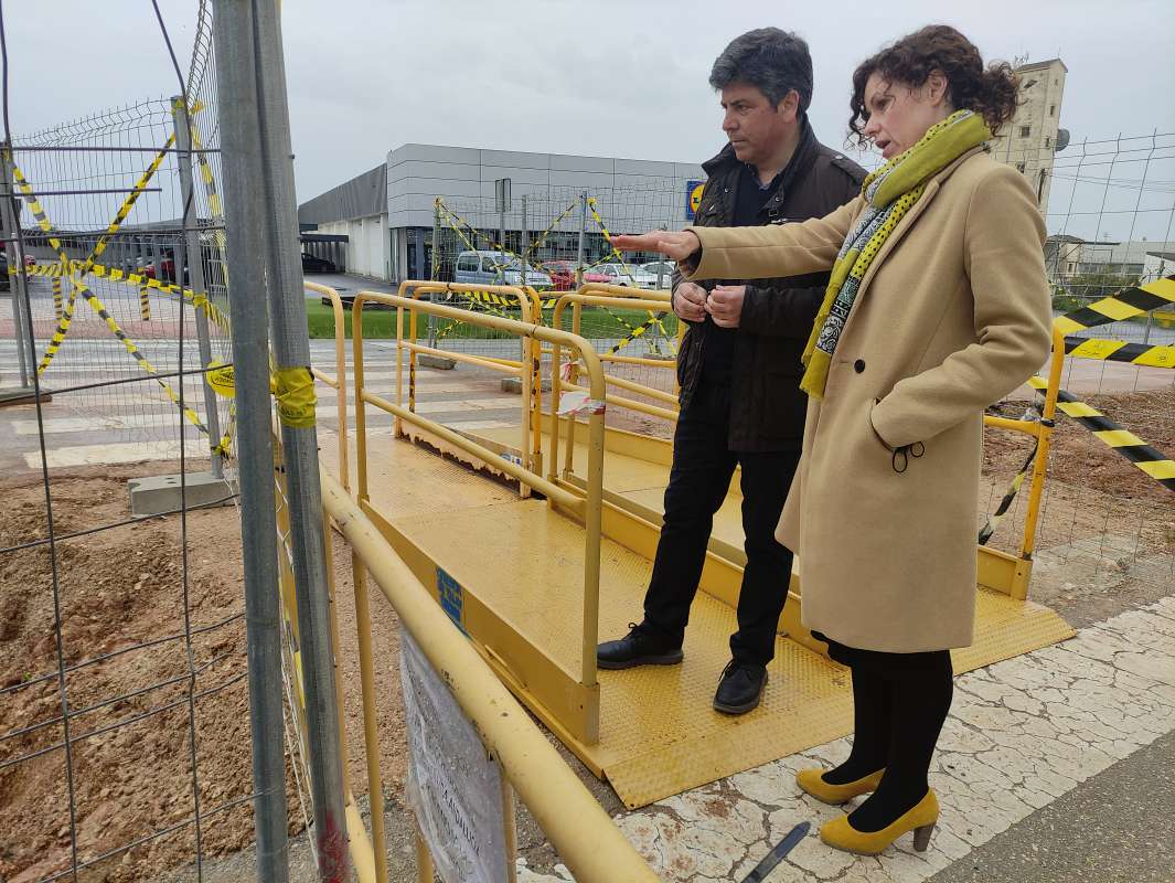 El Alcalde y la Delegada de Urbanismo visitan las obras en la Avenida de Málaga.