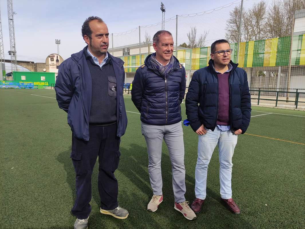 El delegado de Deportes y los técnicos informan del inicio de las obras en el Estadio de Fútbol para la sustitución del césped.