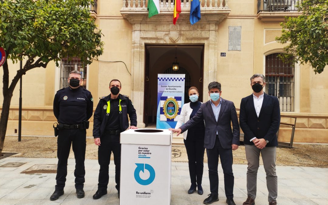 La Policía Local de Montilla instala contenedores para recoger y reciclar los uniformes 