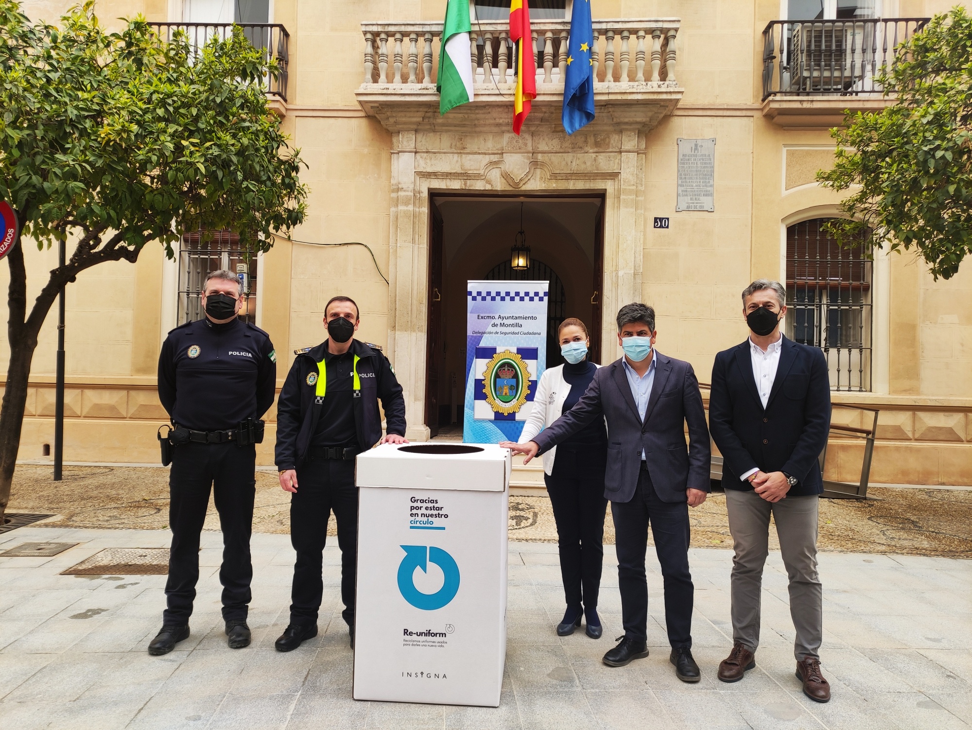 El Alcalde, Rafael Llamas, acompañado por la Teniente de Alcalde de Hacienda, Ana Rodríguez y el Subinspector Jefe de la Policía Local, Fran Gallego presentando la iniciativa de reciclaje de uniformes de policía.