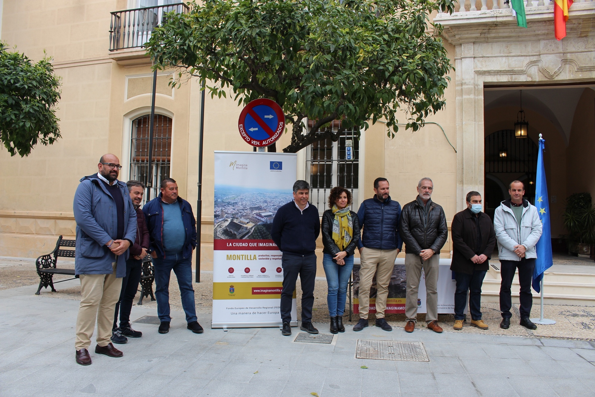 El Alcalde, el equipo técnico de Obras y los delegados municipales de Obras y Urbanismo en la plaza del Ayuntamiento tras la firma de la entrega de las obras de la Puerta de Aguilar.