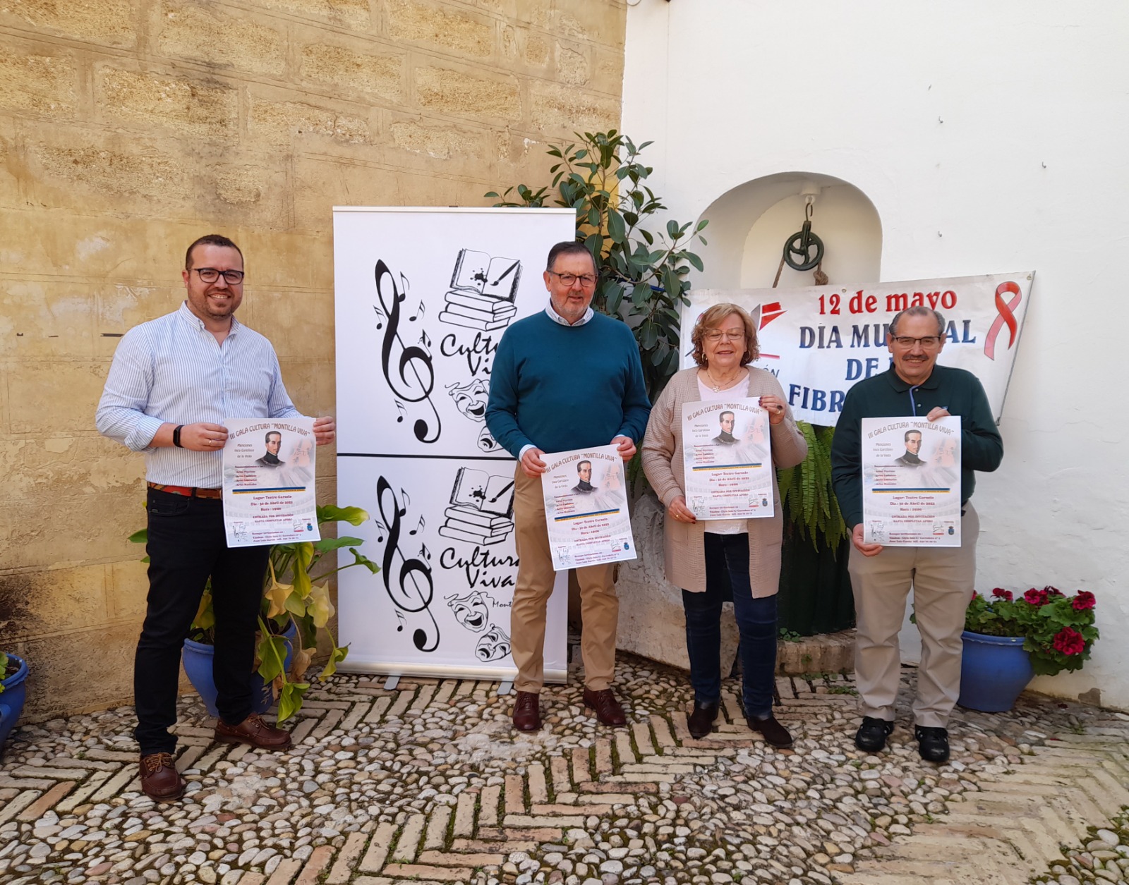 Miembros de la Asociación cultural Montilla Viva presentando la III Gala