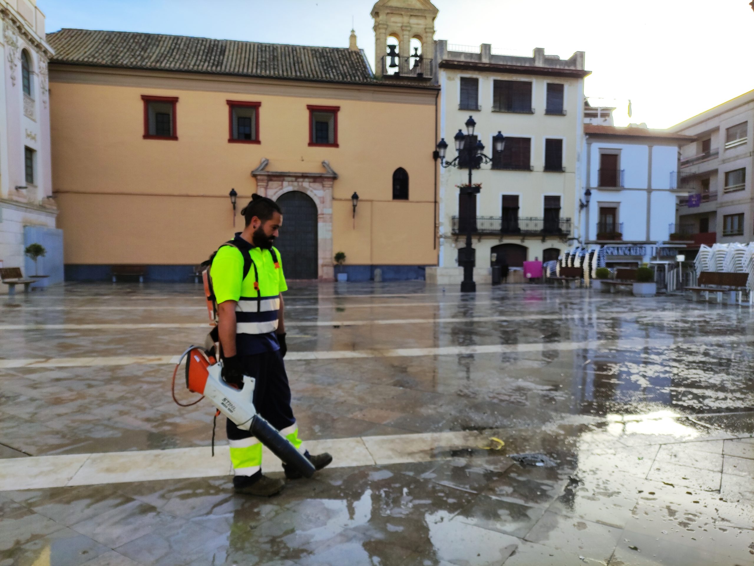 Un operario realiza una limpieza especial de Semana Santa.